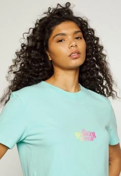 Outlet 🎁 Quiksilver STRANGER THINGS 86 CROP TEE - Print T-shirt - Aruba Blue 😀 -Quiksilver shop 1585001d85b14b70bb16345d0a18edc5