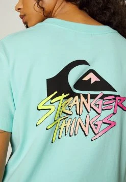 Outlet 🎁 Quiksilver STRANGER THINGS 86 CROP TEE - Print T-shirt - Aruba Blue 😀 -Quiksilver shop 2699e2f68893437ba639a638430642be