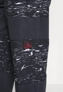 Hot Sale ✔️ Quiksilver STRANGER THINGS SKULL ROCK PANT - Tracksuit Bottoms - Black ✔️ -Quiksilver shop 4237c0b463344711baa660c135c21a6b