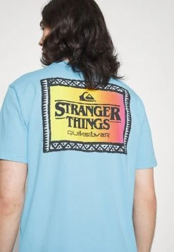 Hot Sale 🤩 Quiksilver STRANGER THINGS OUTSIDERS TEE - Print T-shirt - Airy Blue 🌟 -Quiksilver shop 46902f670c4744a486dbebfa82321a7c
