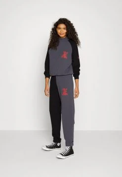 Budget π₯° Quiksilver STRANGER THINGS UPSIDE DOWN PANT - Tracksuit Bottoms - Black π€© 9 Budget π₯° Quiksilver STRANGER THINGS UPSIDE DOWN PANT - Tracksuit Bottoms - Black π€© -Quiksilver shop 503a6310e6df44ba8fcf595ea11c896b