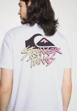 Flash Sale 😀 Quiksilver STRANGER THINGS TEE - Print T-shirt - White 💯 -Quiksilver shop 5a5133729bbc4f2eb64cf363e1fe5222