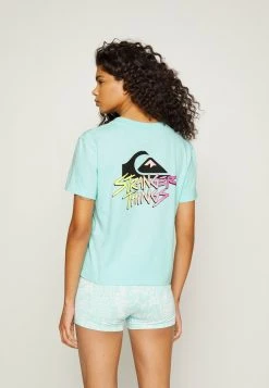 Outlet 🎁 Quiksilver STRANGER THINGS 86 CROP TEE - Print T-shirt - Aruba Blue 😀 -Quiksilver shop 66c3a830cc06442aa7b899c48f9bfded