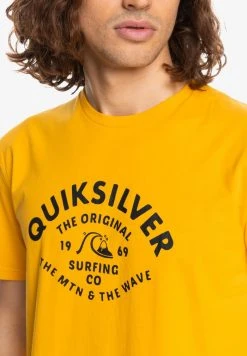 Best deal ⭐ Quiksilver SCRIPT - Print T-shirt - Golden Rod ❤️ -Quiksilver shop 7eaf053ccb3e475896d239657e628c4e