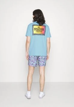 Hot Sale 🤩 Quiksilver STRANGER THINGS OUTSIDERS TEE - Print T-shirt - Airy Blue 🌟 -Quiksilver shop 87b0cf47f34b46e599a44012b7e64384