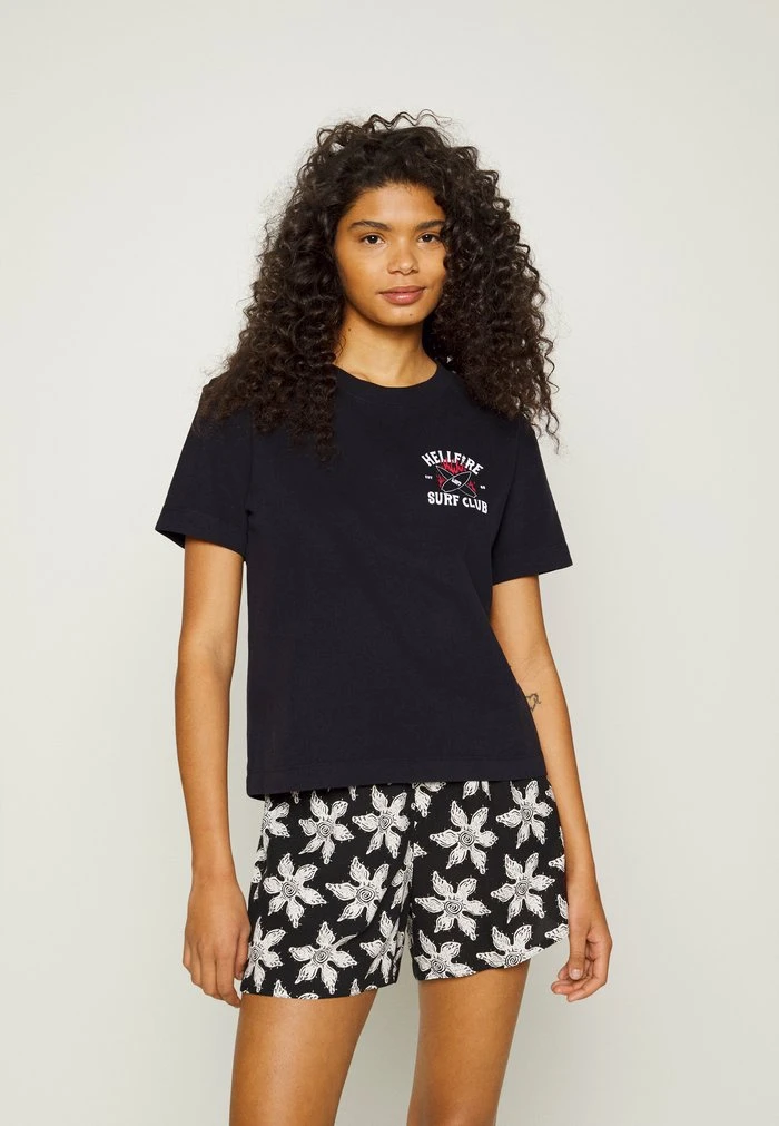 Buy π Quiksilver STRANGER THINGS 86 CROP TEE - Print T-shirt - Black π 3 Buy π Quiksilver STRANGER THINGS 86 CROP TEE - Print T-shirt - Black π