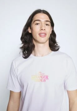 Flash Sale 😀 Quiksilver STRANGER THINGS TEE - Print T-shirt - White 💯 -Quiksilver shop cee89b13435a421daae303785388a479
