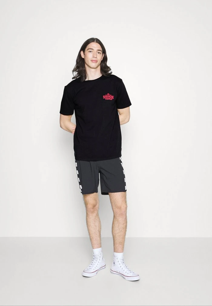 Best Sale β¨ Quiksilver STRANGER THINGS HELLBISCUS TEE - Print T-shirt - Black π 4 Best Sale β¨ Quiksilver STRANGER THINGS HELLBISCUS TEE - Print T-shirt - Black π - Image 2