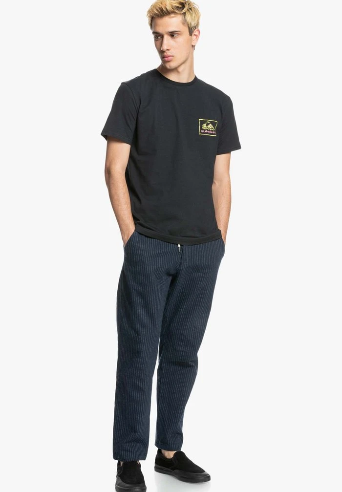 Flash Sale 𧨠Quiksilver RETURN TO THE MOON - Print T-shirt - Black β 4 Flash Sale 𧨠Quiksilver RETURN TO THE MOON - Print T-shirt - Black β - Image 2