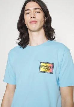 Hot Sale 🤩 Quiksilver STRANGER THINGS OUTSIDERS TEE - Print T-shirt - Airy Blue 🌟 -Quiksilver shop e43de01be471410eb31f2c8cbb56a1e6
