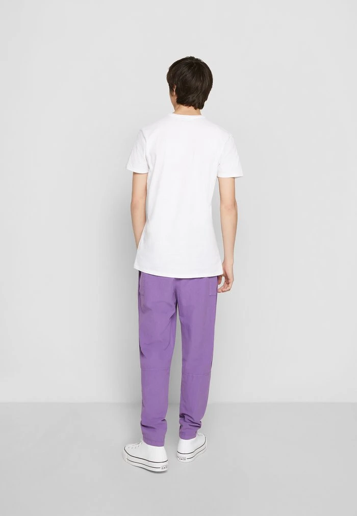 Buy π Quiksilver STRANGER THINGS THE ARGYLE PANT 2.0 - Trousers - Deep Lavender 𧨠6 Buy π Quiksilver STRANGER THINGS THE ARGYLE PANT 2.0 - Trousers - Deep Lavender 𧨠- Image 4